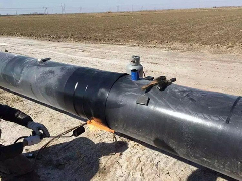 A luva termoencolhível resistente à abrasão rola no mar