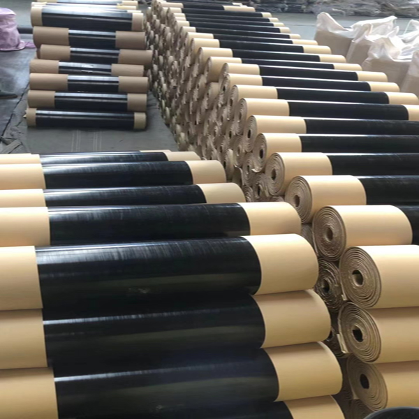 A luva termoencolhível soldável rola o encanamento em terra